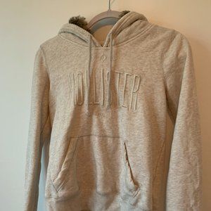 Cream hollister sweatshirt